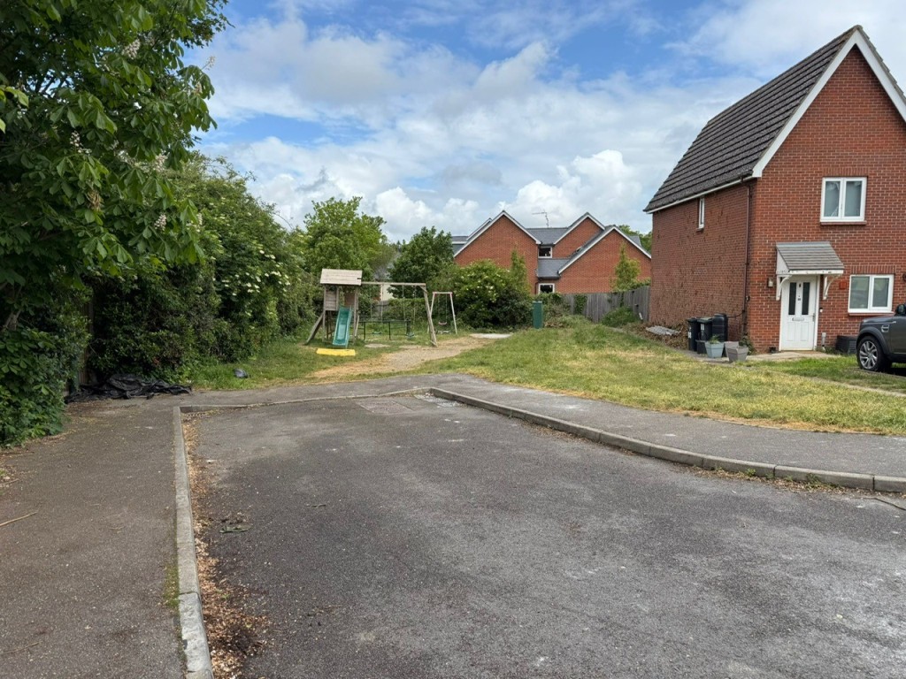 Lot: 71 - PARCELS OF FREEHOLD LAND AND ROADWAYS - General view of roadway and parcel of land